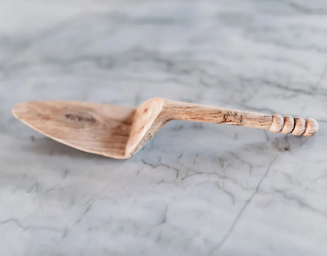 Azizi Life Faye Wooden Pie Server Home Goods 4 Azizi Life Faye Wooden Pie Server Home Goods