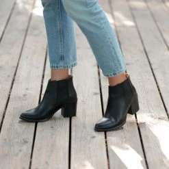 Nisolo Heeled Chelsea Boot - Black Shoes