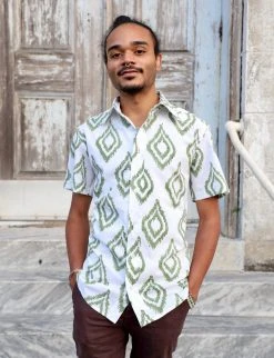 Passion Lilie Men's Palm Village Button Down Shirt